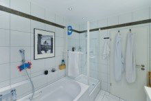 sowie Badewanne & Dusche Stilvolles Wohnen: Exklusive 4-Zimmer-Wohnung mit hochwertiger Einbauk�che in M�nchen-Alt Solln