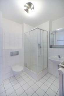 Duschbad mit WaMa-Anschluss Charmantes 1-Zimmer-Dachterrassen-Apartement, Hochbett-Potenzial & TG-Stellplatz inklusive