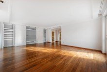 Wohn- und Essbereich Modernisierte 2-Zimmer-Wohnung mit gehobener Ausstattung und Top-Lage direkt am Englischen Garten