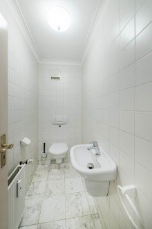 G�ste-WC (vor Modernisierung) Modernisierte 2-Zimmer-Wohnung mit gehobener Ausstattung und Top-Lage direkt am Englischen Garten