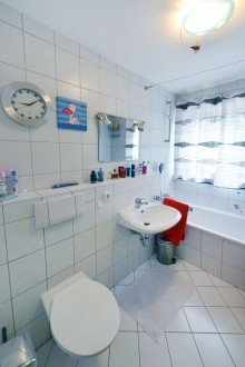 Badezimmer Dachgeschoss Charmante 4-Zimmer-Maisonettewohnung mit attraktivem Grundriss, ideal f�r junge Familien.