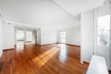 Gro�z�giger Wohn- und Essbereich Modernisierte 2-Zimmer-Wohnung mit gehobener Ausstattung und Top-Lage direkt am Englischen Garten