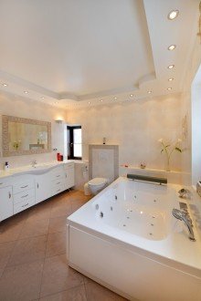Exklusives Masterbad Exklusives Einfamilienhaus in M�nchen-Gro�hadern - Perfekt f�r Familien mit zus�tzlichem Platzbedarf