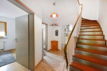Diele 1.OG Charmante 4-Zimmer-Maisonettewohnung mit attraktivem Grundriss, ideal f�r junge Familien.