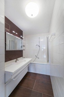 Bad (vor Modernisierung) Modernisierte 2-Zimmer-Wohnung mit gehobener Ausstattung und Top-Lage direkt am Englischen Garten