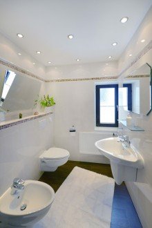Separates WC im 1. OG Exklusives Einfamilienhaus in M�nchen-Gro�hadern - Perfekt f�r Familien mit zus�tzlichem Platzbedarf