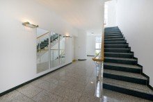 Treppenhaus in edlem Granit Stilvolles Wohnen: Exklusive 4-Zimmer-Wohnung mit hochwertiger Einbauk�che in M�nchen-Alt Solln