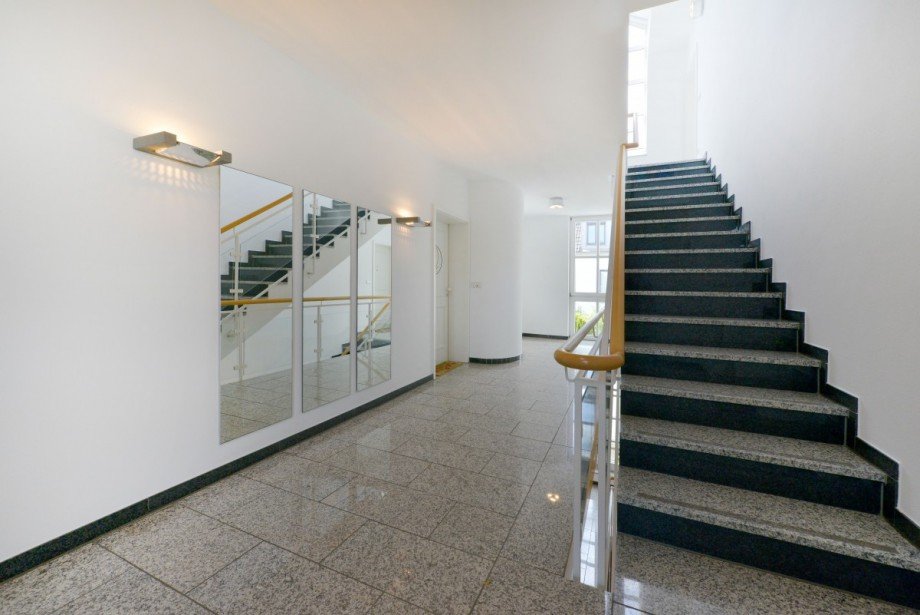 Treppenhaus in edlem Granit Etagenwohnung M�nchen