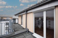 Blick zur Hauptterrasse Charmantes 1-Zimmer-Dachterrassen-Apartement, Hochbett-Potenzial & TG-Stellplatz inklusive